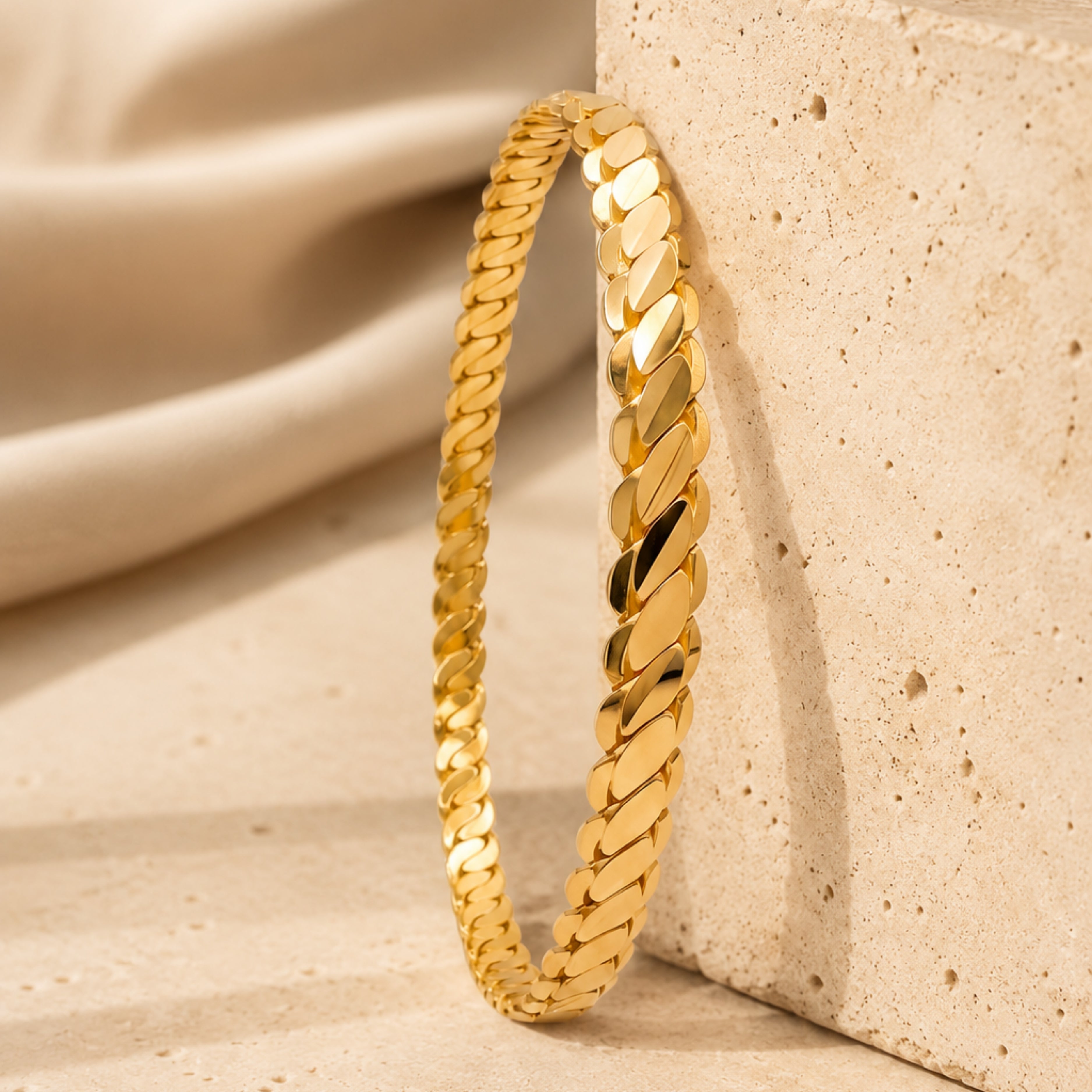 22-Karat-Armband mit dreifacher Windung